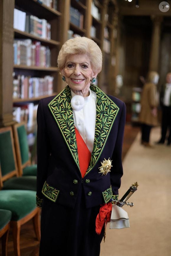 Il remplace l'historienne Hélène Carrère d'Encausse, qui a été secrétaire perpétuel de l'Académie française jusqu'à son décès le 5 août 2023.

Hélène Carrère d’Encausse - A.Compagnon rejoint les Immortels lors d'une réception à l'Académie Française, le 11 mai 2023 à Paris. 
© Dominique Jacovides / Bestimage