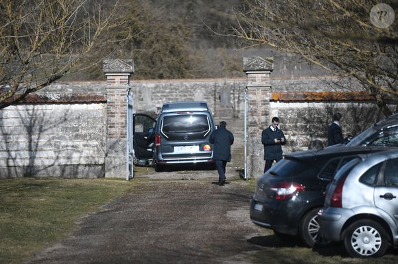 Exclusif - Obsèques de Maaïke Jansen, la femme de Roland Giraud, au temple protestant de Sens puis au cimetière de La Postolle le 30 janvier 2025. Elle a rejoint sa fille Géraldine dans le caveau familial.