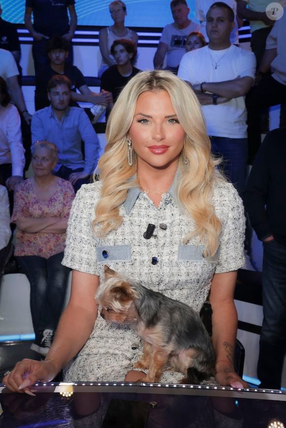 Exclusif - Kelly Vedovelli sur le plateau de l’émission « TPMP » présentée par C.Hanouna et diffusée en direct sur C8, Paris, France, le 27mai 2024. © Jack Tribeca / Bestimage