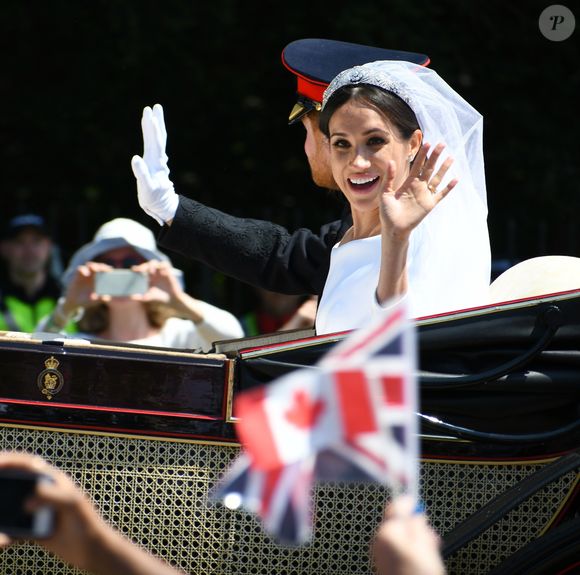 Le prince Harry, duc de Sussex, et Meghan Markle, duchesse de Sussex, en calèche à la sortie du château de Windsor après leur mariage le 19 mai 2018. (Backgrid UK/ Bestimage).
