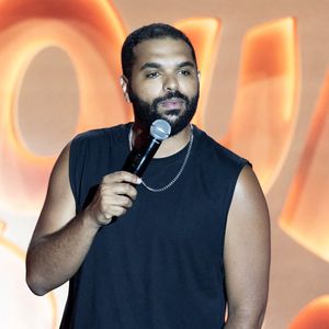 Exclusif - Az - Enregistrement de l'émission "L'humour à la plage" pour la 2eme édition du festival de Juan les Pins à la pinède Gould le 27 juin 2025. C'est l'humoriste français Kev Adams qui a initié et mis en scène ce festival dans la ville de ses grand-parents où il a passé ses vacances quand il était plus jeune. Sa grand-mère fait partie du Show aux côtés d'un plateau d'humoristes exceptionnels.
Après le succès de la première édition, TF1 et Kev Adams vous donnent rendez-vous pour une nouvelle soirée d’humour inédite et festive. Tourné face à la mer, dans l’écrin magique de la pinède Gould à Juan-les-Pins, « L’Humour à la Plage » revient pour une 2e édition encore plus ambitieuse : un grand show à ciel ouvert, pour rire ensemble et démarrer l’été en beauté. 
Une carte postale en guise de scène avec une ambiance unique; Imaginé comme une véritable fête de l’humour à ciel ouvert, sous les pins, les pieds dans le sable et la tête dans les étoiles, « L’Humour à la Plage » rassemble le temps d’un soir les plus grands noms de l’humour avec des duos inédits, des sketchs exclusifs, des impros, des happenings, des surprises… et une énergie communicative portée par un public survolté. 
Une programmation exceptionnelle qui donne le sourire; Pour cette 2ème édition, Kev Adams s’est entouré de Gad Elmaleh, Camille Lellouche, Maxime Gasteuil, Élodie Poux, Franck Dubosc, Marine Leonardi, Anne Roumanoff, Chantal Ladesou, Marie s’infiltre, Nino Arial, Az, Titoff, Kody… Et de nombreux invités-surprise que vous n’avez jamais vus sur la scène d’un gala d’humour.
Un spectacle familial, solaire et intergénérationnel; Conçu pour rassembler toutes les générations, « L’Humour à la Plage » promet de faire du rire un moment de fête. Un show festif, solaire, et populaire, à savourer ensemble pour bien démarrer l’été.
L'émission du e gala « L'Humour à la Plage » sera diffusése sur TF1 le 15 juillet à 21h10 pour une soirée unique de rires et de surprises ! © Bruno Bebert / Bestimage