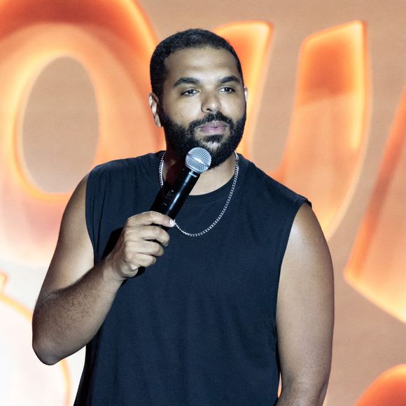 Exclusif - Az - Enregistrement de l'émission "L'humour à la plage" pour la 2eme édition du festival de Juan les Pins à la pinède Gould le 27 juin 2025. C'est l'humoriste français Kev Adams qui a initié et mis en scène ce festival dans la ville de ses grand-parents où il a passé ses vacances quand il était plus jeune. Sa grand-mère fait partie du Show aux côtés d'un plateau d'humoristes exceptionnels.
Après le succès de la première édition, TF1 et Kev Adams vous donnent rendez-vous pour une nouvelle soirée d’humour inédite et festive. Tourné face à la mer, dans l’écrin magique de la pinède Gould à Juan-les-Pins, « L’Humour à la Plage » revient pour une 2e édition encore plus ambitieuse : un grand show à ciel ouvert, pour rire ensemble et démarrer l’été en beauté. 
Une carte postale en guise de scène avec une ambiance unique; Imaginé comme une véritable fête de l’humour à ciel ouvert, sous les pins, les pieds dans le sable et la tête dans les étoiles, « L’Humour à la Plage » rassemble le temps d’un soir les plus grands noms de l’humour avec des duos inédits, des sketchs exclusifs, des impros, des happenings, des surprises… et une énergie communicative portée par un public survolté. 
Une programmation exceptionnelle qui donne le sourire; Pour cette 2ème édition, Kev Adams s’est entouré de Gad Elmaleh, Camille Lellouche, Maxime Gasteuil, Élodie Poux, Franck Dubosc, Marine Leonardi, Anne Roumanoff, Chantal Ladesou, Marie s’infiltre, Nino Arial, Az, Titoff, Kody… Et de nombreux invités-surprise que vous n’avez jamais vus sur la scène d’un gala d’humour.
Un spectacle familial, solaire et intergénérationnel; Conçu pour rassembler toutes les générations, « L’Humour à la Plage » promet de faire du rire un moment de fête. Un show festif, solaire, et populaire, à savourer ensemble pour bien démarrer l’été.
L'émission du e gala « L'Humour à la Plage » sera diffusése sur TF1 le 15 juillet à 21h10 pour une soirée unique de rires et de surprises ! © Bruno Bebert / Bestimage