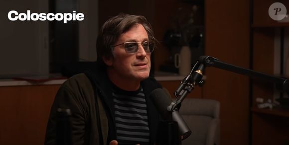 Dans le nouveau numéro du podcast "Coloscopie" de Laurent Baffie, Thomas Dutronc - ayant vu le jour le 16 juin 1973 à Paris - est revenue sur sa naissance qui a l'époque à eu el mérite d'enflammer la presse hexagonale.
Thomas Dutronc dans le nouveau numéro du podcast "Coloscopie" de Laurent Baffie. (Capture d'écran YouTube).