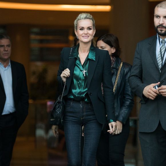 Sébastien Farran - Laeticia Hallyday sort des locaux de la chaine TF1 à Boulogne Billancourt le 19 octobre 2018. Agence / Bestimage