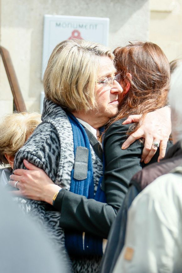 Cécile Laligan et la veuve Patricia Ibach (Patricia Munoz) à la sortie des obsèques du producteur Humbert Ibach (Mémé Ibach), figure du disque et de la TV des années 70/90, en l’église Notre Dame d’Auteuil à Paris, France, le 12 mai 2025. © Christophe Clovis/Bestimage