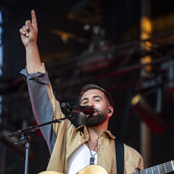 Kendji Girac en concert lors du festival de musique du Printemps de Perouges au Chateau de Saint-Maurice-de-Remens le 29 juin 2025. © Sandrine Thesillat / PsNewZ / Bestimage
