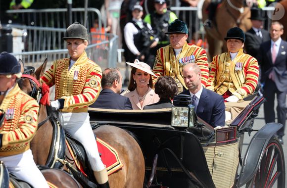 Rachida Dati, Ministre de la Culture et Sébastien Lecornu, Ministre des Armées - Le roi Charles III d'Angleterre, Camilla Parker Bowles, reine consort d'Angleterre, le prince William, prince de Galles, et Catherine (Kate) Middleton, princesse de Galles, accueillent le couple présidentiel français le président Emmanuel Macron et sa femme la Première Dame Brigitte Macron sur Datchet road à Windsor, Royaume Uni, le 8 juillet 2025. À l'invitation de Leurs Majestés le roi et la reined'Angleterre, le président français et sa femme effectueront une visite d'État au Royaume-Uni du 8 au 10 juillet 2025. Le président et la Première Dame se rendent au Royaume-Uni pour la première fois en visite d'État française depuis 17 ans. Ils séjourneront au château de Windsor, accueillis par le roi et la reine d'Angleterre, et un banquet y sera organisé en leur honneur. Les Macron visiteront l'Imperial College, et le président s'adressera au Parlement pendant son séjour. © Dominique Jacovides/Bestimage