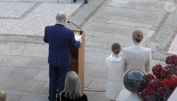 La jeune princesse a eu un comportement exemplaire et s'est montrée concentrée et sage derrière son père, comme le montre une vidéo de "Monaco Info".

A l'occasion de la Fête Nationale monégasque 2025, S.A.S. le Prince Albert II a remis les décorations dans les ordres de Saint-Charles et des Grimaldi, le lundi 17 novembre 2025 via Youtube @MonacoInfo