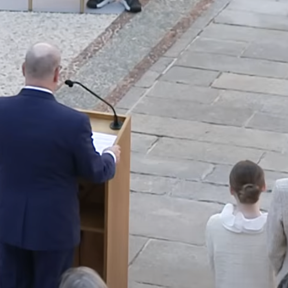 La jeune princesse a eu un comportement exemplaire et s'est montrée concentrée et sage derrière son père, comme le montre une vidéo de "Monaco Info".

A l'occasion de la Fête Nationale monégasque 2025, S.A.S. le Prince Albert II a remis les décorations dans les ordres de Saint-Charles et des Grimaldi, le lundi 17 novembre 2025 via Youtube @MonacoInfo