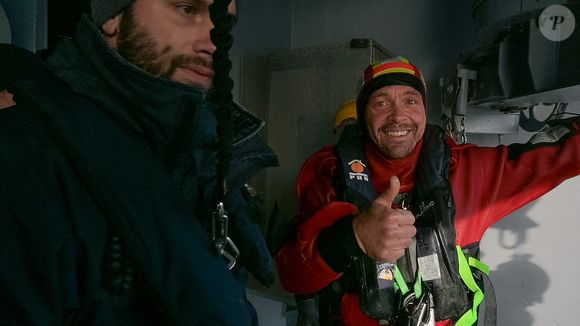 En 2020, dans le sud de l'océan Indien, Kevin Escoffier a été secouru par Jean Le Cam, un autre concurrent du Vendée Globe, après que son bateau se soit brisé en deux lorsqu'il a piqué du nez dans une grosse vague. Photo par Paul-David Cottais/Marine Nationale/Défense via ABACAPRESS.COM