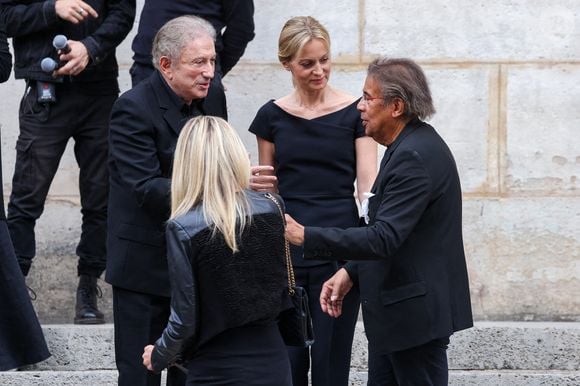 Michel Drucker, Audrey Crespo-Mara, Laurent Voulzy et sa compagne Isaure Le Faou - Sorties des obsèques de Thierry Ardisson en l’église Saint-Roch de Paris, France, le 17 juillet 2025. © Clovis-Jacovides/Bestimage