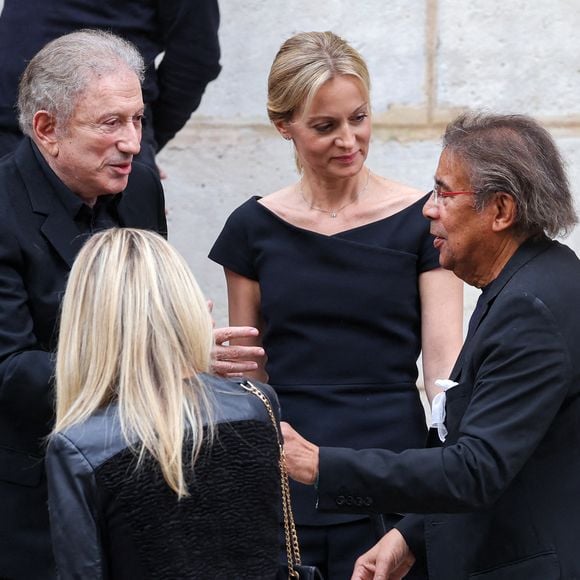 Michel Drucker, Audrey Crespo-Mara, Laurent Voulzy et sa compagne Isaure Le Faou - Sorties des obsèques de Thierry Ardisson en l’église Saint-Roch de Paris, France, le 17 juillet 2025. © Clovis-Jacovides/Bestimage
