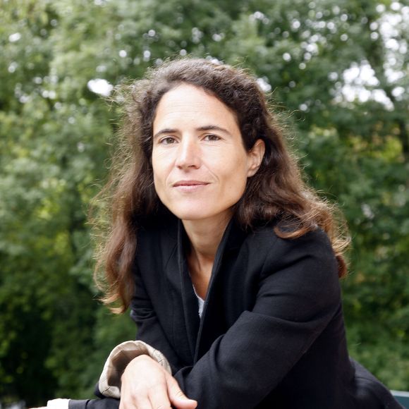 La maison de Gordes, dans le Luberon, apparaît comme un refuge totalement discret où François Mitterrand a organisé une part cachée de sa vie familiale. 

Mazarine Pingeot - portrait. CEDRIC PERRIN / BESTIMAGE
