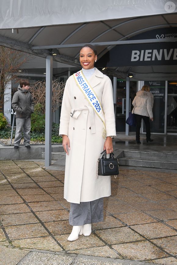 Angélique Angarni Filopon, Miss France 2025 présente à l'Hippodrome Paris Vincennes pour remettre au vainqueur le Prix de France, Vincennes, France le 26 janvier 2025. 
Crédit : LIONEL URMAN  / BESTIMAGE