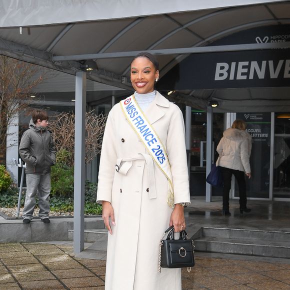 Angélique Angarni Filopon, Miss France 2025 présente à l'Hippodrome Paris Vincennes pour remettre au vainqueur le Prix de France, Vincennes, France le 26 janvier 2025. 
Crédit : LIONEL URMAN  / BESTIMAGE