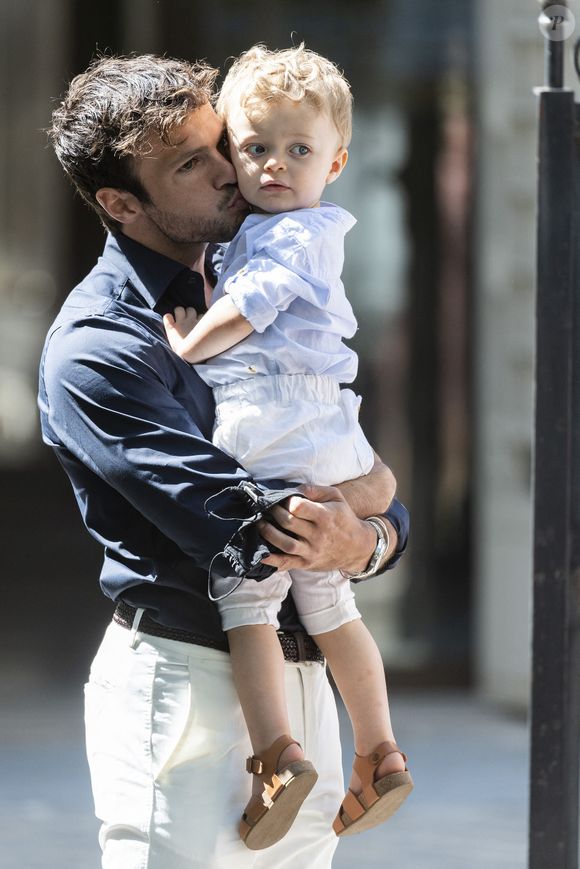 Sur une vidéo partagée par le club de la ville de Dubaï, il apparaît en maillot, sur le terrain, et répond à quelques questions

Hugo Philip et son fils Marlon - Caroline Receveur et Hugo Philip arrivent à la Mairie du 16ème arrondissement à Paris pour leur mariage, le 11 juillet 2020.
Veuillez flouter le visage des enfants avant publication