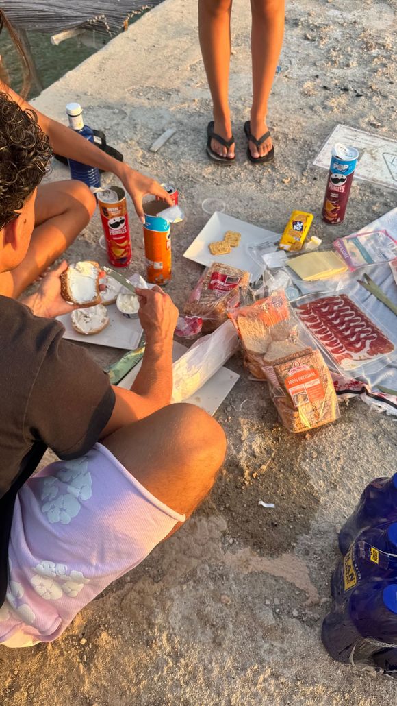 Cameron Hallyday a partagé plusieurs photos de ses vacances dans une story Instagram le 10 août 2025.