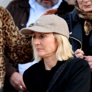 Camille Chamoux - Camille Cottin sortait des obsèques de sa belle-mère Juliette Cottin en présence de Camille Chamoux au funérarium du Père Lachaise à Paris le 26 avril 2025.