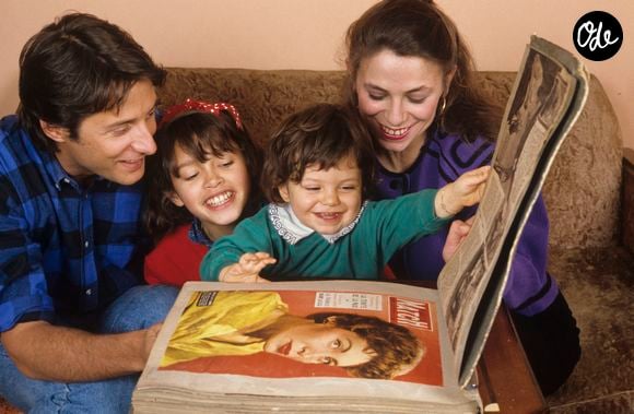 La famille de Caunes, une famille d'artistes

En France, à Neuilly-Sur-Seine, en 1988, portrait de Antoine de Caunes assis sur un canapé avec sa compagne Agnès Léglise, sa fille Emma et leur fils Louis. © Michel Ristroph via Bestimage