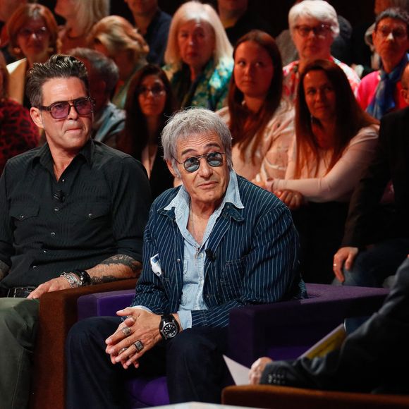 Exclusif - Gérard Lanvin et son fils Manu lors de l'enregistrement de l'émission "Famille je vous aime" présentée par M. Drucker et qui sera diffusée le 13 juin 2025 sur France 3, aux Studios rive gauche à Paris, France, le 15 avril 2025. © Clovis-Gaffiot/Bestimage