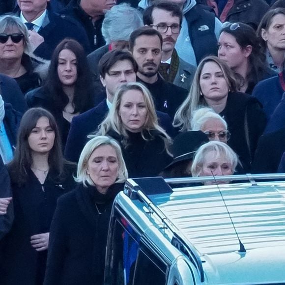 Marine Le Pen,Yann Le Pen, Nolwenn Olivier, Jany Le Pen, Pierriette Le Pen et son petit fils et les autres membre du clan Le Pen - Le clan Le Pen se rend au cimetière de la Trinité-sur-Mer après les obsèques de Jean-Marie Le Pen en l'église Saint-Joseph le 11 janvier 2025.
Dominique Jacovides / Guillaume Collet / Bestimage
