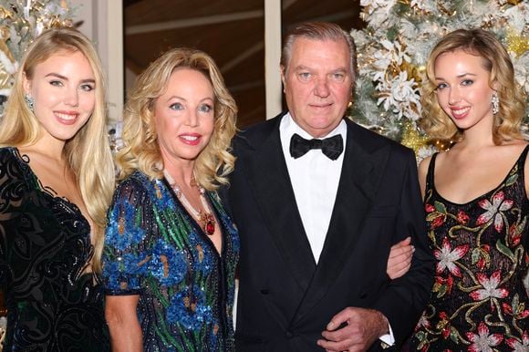 Le Prince Charles de Bourbon des Deux Siciles, la princesse Camilla, leurs filles, les princesses Maria Carolina et Maria Chiara lors du Bal de Noël à la salle Empire de l'hôtel de Paris à Monaco, le 12 décembre 2025. Le Bal de Noël est événement caritatif emblématique de la Principauté de Monaco, qui se déroule tous les ans au mois de décembre. Organisé par la société 5starsevents, cette 20eme édition rassemble des invités internationaux de renom, pour une soirée de gala magique dont le thème se renouvelle annuellement. Une vente aux enchères exceptionnelle permet chaque année de récolter des fonds pour la Fondation Princesse Charlène de Monaco, afin de soutenir ses projets en faveur de la prévention de la noyade et de l'éducation des enfants par le sport.
© Claudia Albuquerque / Bestimage