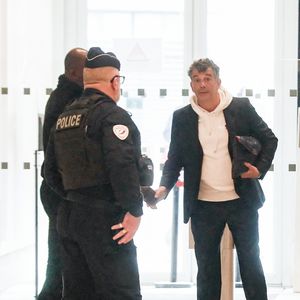 "Dans un monde où l'on parle souvent à ma place, je préfère vous le dire moi-même : l'immobilier est et restera mon métier, ma passion, et je suis toujours pleinement actif."

Stéphane Plaza arrive pour le verdict de son procès pour violences sur deux anciennes compagnes, à Paris, France, le 18 février 2025. © Christophe Clovis/Bestimage