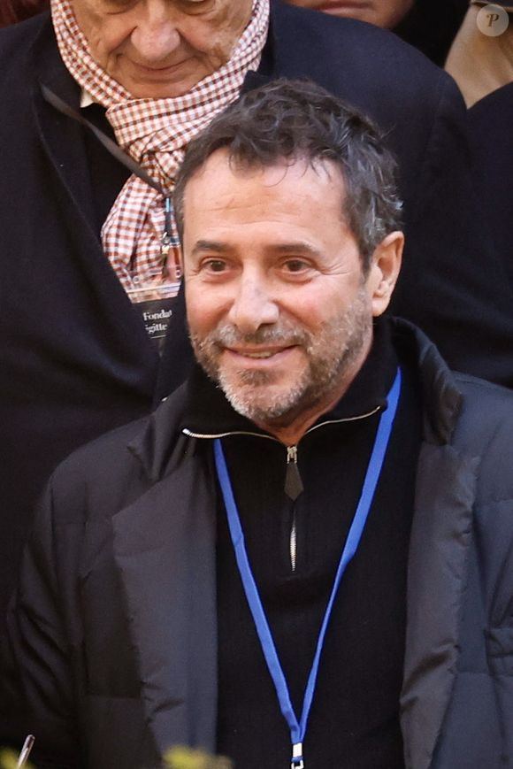 Bernard Montiel - Sorties des obsèques de Brigitte Bardot en l'église Paroissiale Notre-Dame-de-l'Assomption de Saint-Tropez, France, le 7 janvier 2026.  Brigitte Bardot, figure emblématique du cinéma français et icône internationale, est décédée le 28 décembre 2025 à l'âge de 91 ans dans sa mythique propriété de La Madrague, à Saint-Tropez (France). Révélée au monde entier par son rôle dans "Et Dieu... créa la femme", elle avait contribué à faire de Saint-Tropez un lieu mondialement connu. L'actrice sera inhumée le 7 janvier 2026 au cimetière marin de Saint-Tropez, aux côtés de son père Louis Bardot (1896-1975) et de sa mère Anne-Marie Mucel (1912-1978). Une cérémonie religieuse se tiendra auparavant dans l'église de Saint-Tropez, où proches, personnalités et anonymes pourront lui rendre un dernier hommage. © Jacovides-Moreau/Bestimage