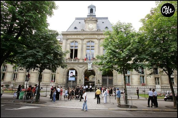 La mairie du 16è arrondissement de Paris a vu défiler des people et les mariés sont partis telles "deux stars dans une Audi noire, vitres teintées" pour se rendre au lieu de la fête...

La mairie du 16ème arrondissement de Paris, le 03/07/2009, où s'est tenu le mariage de Laurence Ferrari et Renaud Capuçon. Crédit Guillaume Gaffiot/Bestimage