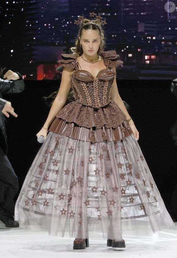 Manon Pasquier - Starmania 
Pour célébrer ses 30 ans, le Salon du Chocolat de Paris réinvente son mythique défilé de robes en chocolat autour d’une thématique inédite : la Comédie Musicale, à Paris mardi 28 octobre 2025. © Christophe Aubert via Bestimage