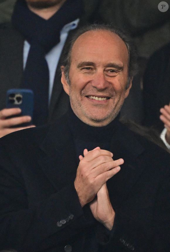 Cette demeure néoclassique, célèbre pour son salon central richement décoré, fut autrefois le théâtre des réceptions de la favorite de Louis XV. 

Xavier Niel - Célébrités dans les tribunes du match de Ligue des Champions entre le PSG contre le Bayern de Munich (1-2) au Parc des Princes à Paris le 4 novembre 2025. © Christian Liewig/Bestimage