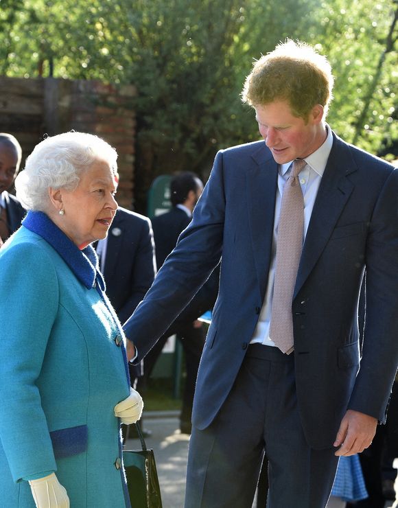 Le 26 juin 2018, la reine Elizabeth II avec le prince Harry à la cérémonie de remise des prix Queen's Young Leaders au palais de Buckingham, à Londres. Photo : Julian Simmonds/The Daily Telegraph/PA Wire
