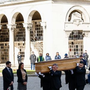 Arrivée du cerceuil - Obsèques d'Isabelle Mergault à la Coupole du Père-Lachaise à Paris le 30 mars 2026. © Cyril Moreau - Dominique Jacovides / Bestimage