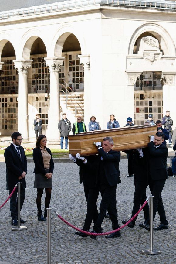 Arrivée du cerceuil - Obsèques d'Isabelle Mergault à la Coupole du Père-Lachaise à Paris le 30 mars 2026. © Cyril Moreau - Dominique Jacovides / Bestimage