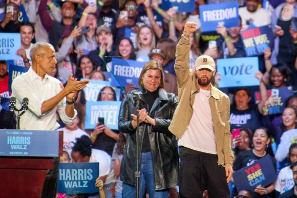 Hailie a annoncé la naissance sur Instagram avec de tendres photos.

Le rappeur Eminem présente l'ancien président Barack Obama lors d'un rassemblement des partisans de la vice-présidente Kamala Harris pour la présidentielle de 2024 à Detroit, Mi, USA, mardi 22 octobre 2024. Photo par Dominic Gwinn/Middle east Images/ABACAPRESS.COM