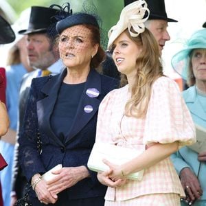 Sarah, duchesse d'York, et la princesse Beatrice d’York (Princess Beatrice), courses hippiques royales – Royal Ascot 2025, jour 1 à Ascot, Royaume-Uni, le 17 juin 2025. Crédit photo : Dana Press / Bestimage