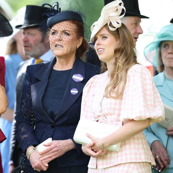 Sarah, duchesse d'York, et la princesse Beatrice d’York (Princess Beatrice), courses hippiques royales – Royal Ascot 2025, jour 1 à Ascot, Royaume-Uni, le 17 juin 2025. Crédit photo : Dana Press / Bestimage