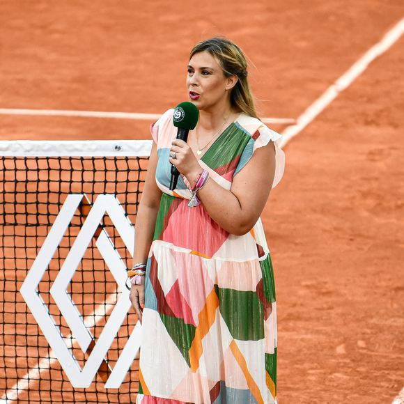 L'ancienne joueuse de tennis Marion Bartoli lors du tournoi de Roland Garros 2022, le 25 mai 2022. Logo Renault sur le filet, sponsor - ©Joly V/ANDBZ/ABACAPRESS.COM -