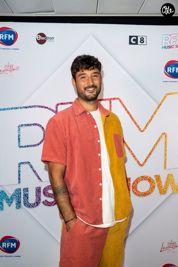 Trois ans après son deuxième album, Jérémy Frérot revient en 2024 avec un titre touchant, « Adieu », dans lequel il chante sa rupture avec la nageuse et leur nouvelle vie de parents séparés de deux enfants. 
Crédit : Veeren-Perusseau/Bestimage