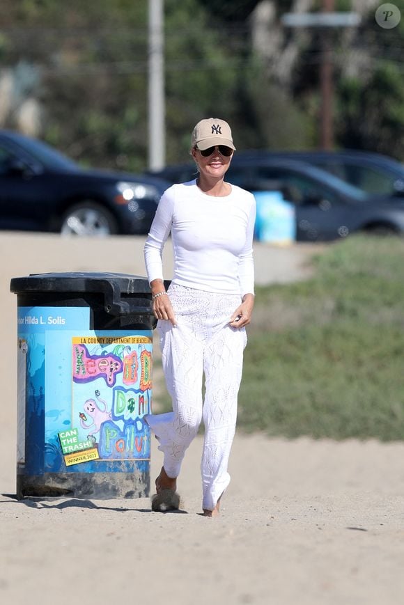 Exclusif - Laeticia Hallyday passe une après-midi à la plage à Los Angeles avec des amies le 24 septembre 2023.
Elles sont arrivées en voiture puis se sont installées sur la plage avec leurs sièges et un grand parasol. Camille Vizzavona (maison Eddera) et Aurelie Julien se sont baignées tandis que Laeticia parcourt le livre de Noémie Sylberg "Vivre après Marc".