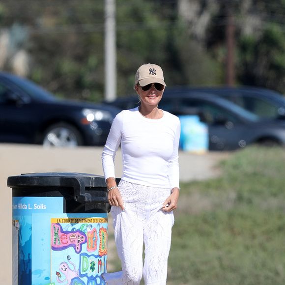 Exclusif - Laeticia Hallyday passe une après-midi à la plage à Los Angeles avec des amies le 24 septembre 2023.
Elles sont arrivées en voiture puis se sont installées sur la plage avec leurs sièges et un grand parasol. Camille Vizzavona (maison Eddera) et Aurelie Julien se sont baignées tandis que Laeticia parcourt le livre de Noémie Sylberg "Vivre après Marc".