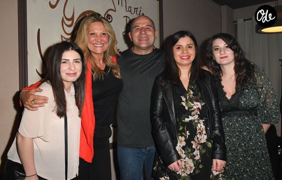 Exclusif - Krystel Moscato avec son mari Vincent Moscato et ses filles Alba, Léa et sa nièce Mélissa, lors de la représentation exceptionnelle du spectacle de Vincent Moscato "Complètement Jojo" au théâtre du Gymnase. Paris, le 10 avril 2019.
© Guirec Coadic/Bestimage