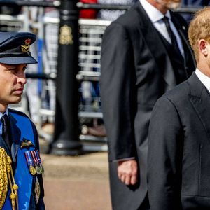 Le prince William, prince de Galles, Le prince Harry, duc de Sussex - Procession cérémonielle du cercueil de la reine Elisabeth II du palais de Buckingham à Westminster Hall à Londres, où les Britanniques et les touristes du monde entier pourront lui rendre hommage jusqu'à ses obsèques prévues le 19 septembre 2022. Le 14 septembre 2022. Dana Press / Bestimage