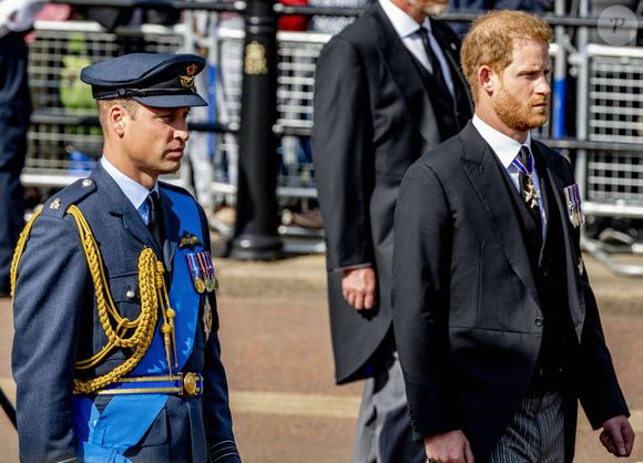 Le prince William, prince de Galles, Le prince Harry, duc de Sussex - Procession cérémonielle du cercueil de la reine Elisabeth II du palais de Buckingham à Westminster Hall à Londres, où les Britanniques et les touristes du monde entier pourront lui rendre hommage jusqu'à ses obsèques prévues le 19 septembre 2022. Le 14 septembre 2022. Dana Press / Bestimage
