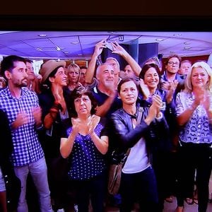 Les collègues et les amis de Claire Chazal sur le plateau du journal télévisé - Capture d'écran de la dernière présentation du journal télévisé de Claire Chazal sur TF1 le 13 septembre 2015. AGENCE / BESTIMAGE