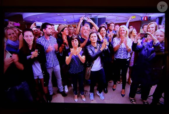 Les collègues et les amis de Claire Chazal sur le plateau du journal télévisé - Capture d'écran de la dernière présentation du journal télévisé de Claire Chazal sur TF1 le 13 septembre 2015. AGENCE / BESTIMAGE