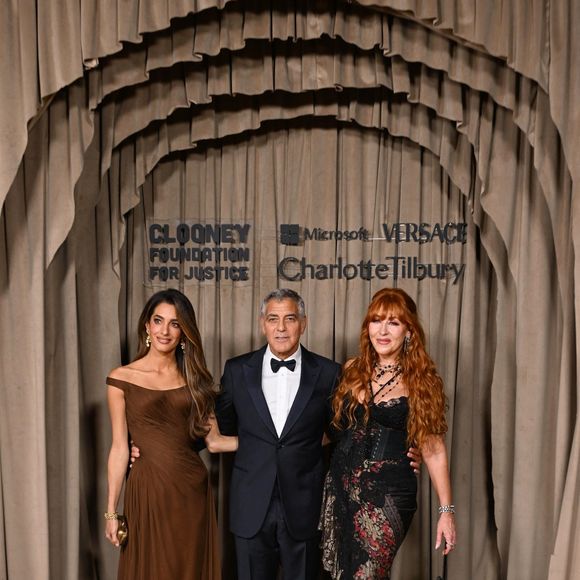 À ses côtés, George Clooney, en smoking, formait avec elle le couple le plus glamour de la soirée.

Amal Clooney et son époux, George Clooney lors de la cérémonie des Albies au Musée d’Histoire naturelle de Londres. Photo par Backgrid UK/ Bestimage