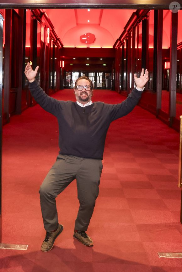 Et pour témoigner son amour aux deux femmes de sa vie, il n'a encore pas fait dans la dentelle. 

Exclusif - Chicandier (Laurent Regairaz) - Backstage - Enregistrement de l'émission "L'Invitation", présentée par B.Montiel et diffusée le 29 décembre sur Olympia TV
© Jack Tribeca / Bestimage