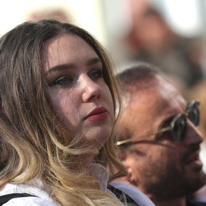 Milla Savarese, la fille unique d'E.Dequenne - 300 personnes réunies pour rendre hommage à Emilie Dequenne dans sa ville de Chièvres (Belgique), le 9 avril 2025, quelques semaines après son décès prématuré, survenu le 16 mars 2025. Une plaque commémorative a été installée dans la salle des Pas Perdus de l'hôtel de ville, renommée "Espace Émilie Dequenne". La famille de la comédienne a lancé un appel aux dons pour soutenir la lutte contre le cancer.
©Photonews / Bestimage