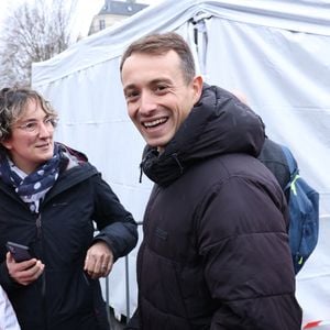 3 jours après sa libération d'une prison au Danemark où il aura séjourné 5 mois, le capitaine Paul Watson célèbre sa remise en liberté sur la place de la République à Paris en compagnie de Lamya Essemlali et Hugo Clément. Paris, le 21 décembre 2024.
© Denis Guignebourg/Bestimage